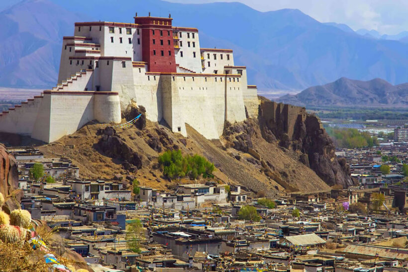 Palace-in-Shigatse-Tibet